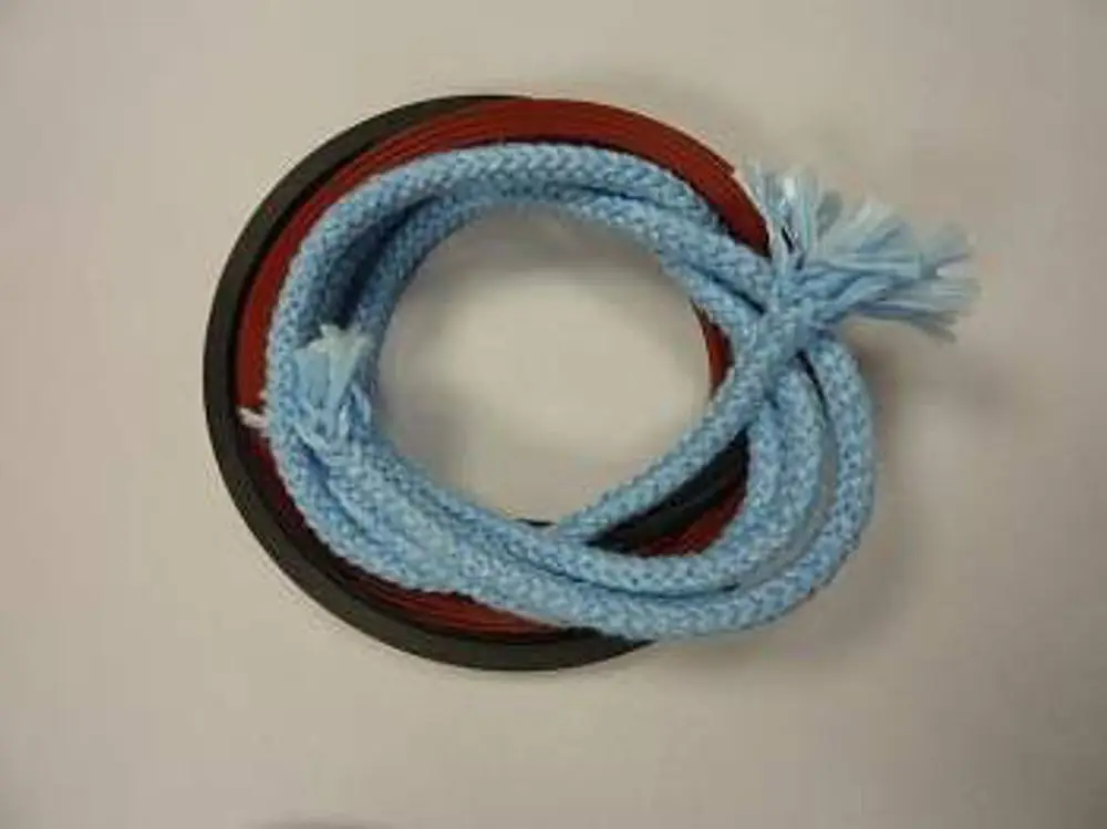 Set aus blauen Dichtungen, aufgerollt, umgeben von mehreren runden roten und grauen Ringen. Geeignet für Remeha Produkte zur Abdichtung von Brennertüren.